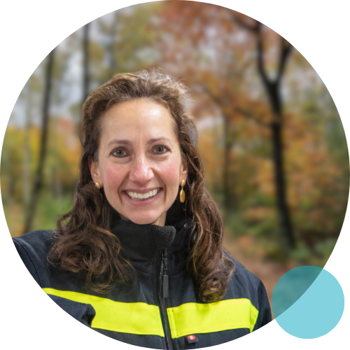 Een man lacht in een cirkel met een huis op de achtergrond