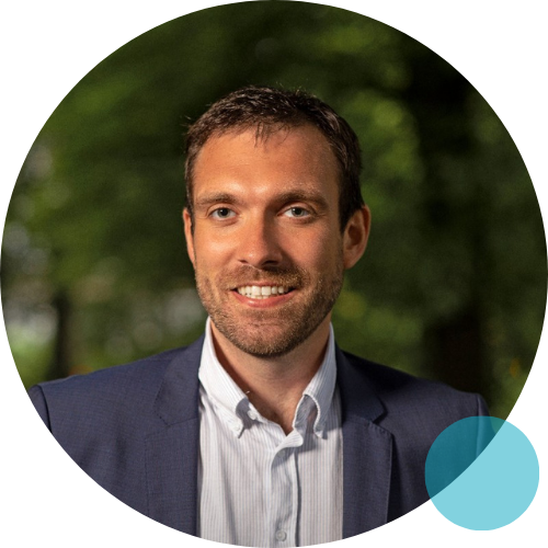 Een man lacht in een cirkel met een huis op de achtergrond