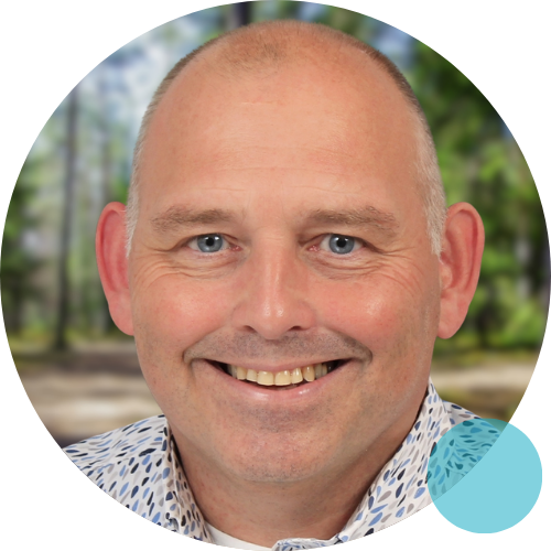 Er wordt een schaal overhandigd van de ene man naar de andere