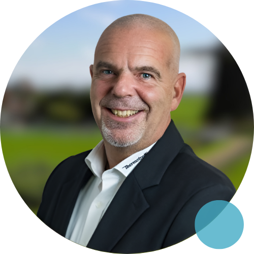 Een man lacht in een cirkel met een huis op de achtergrond