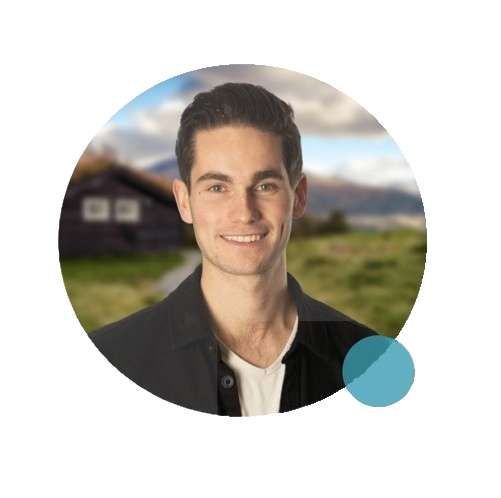 Een man lacht in een cirkel met een huis op de achtergrond.