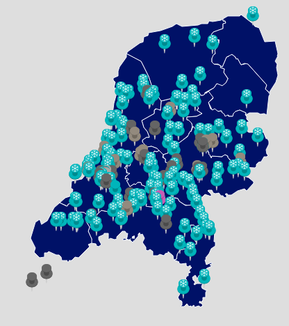 Een groep mensen poseert voor een foto in een park.