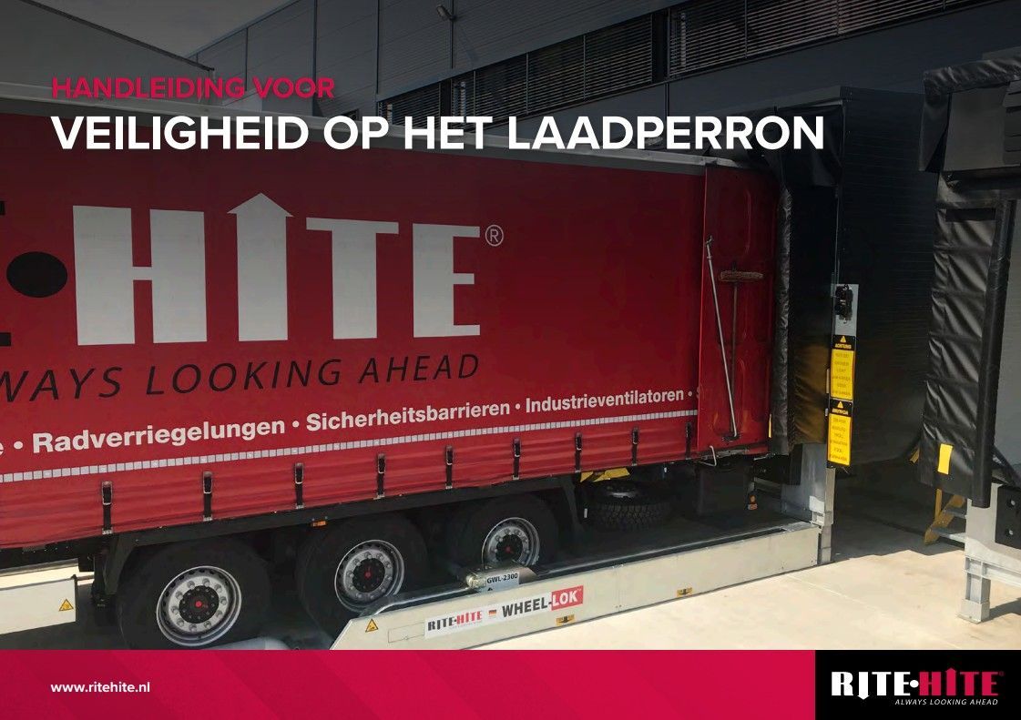 Een rode witte vrachtwagen staat geparkeerd in een loods