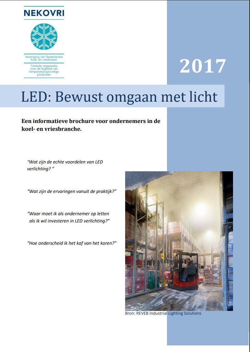 Een vorkheftruck rijdt door een magazijn waar rook uitkomt.