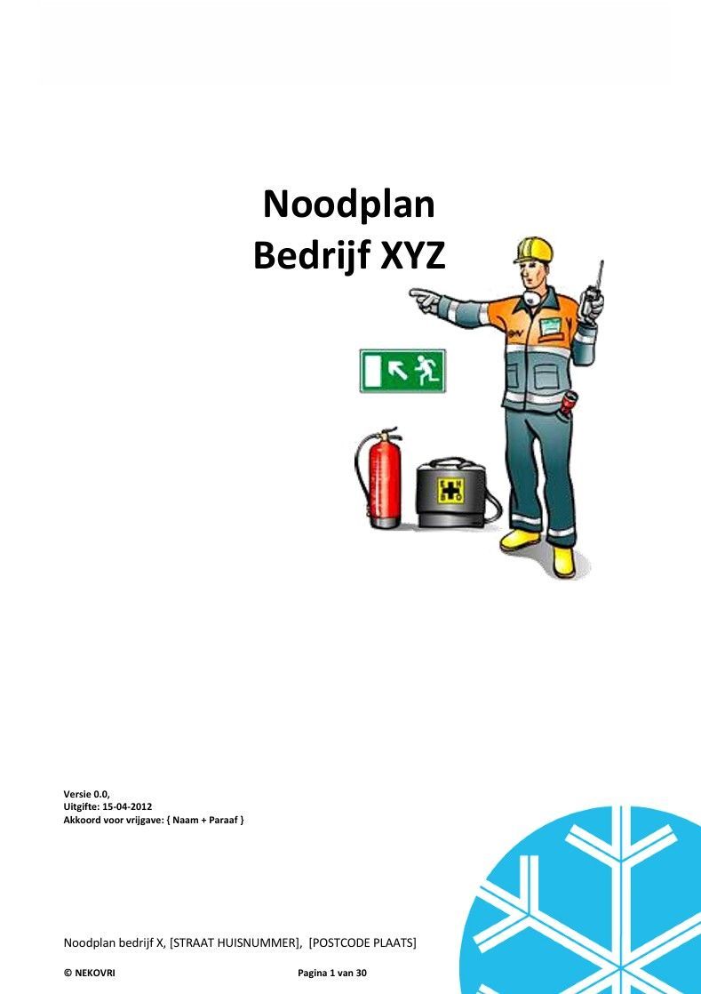 Een man met een helm staat naast een brandblusser.