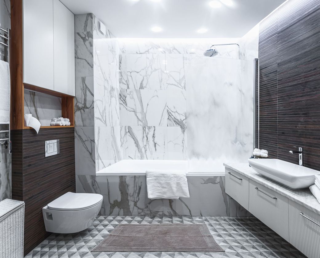 Un bagno con wc, lavandino, vasca e doccia.