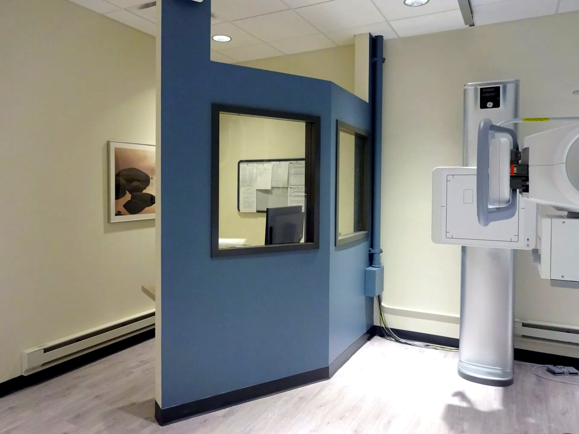 A room with a blue wall and a x-ray machine