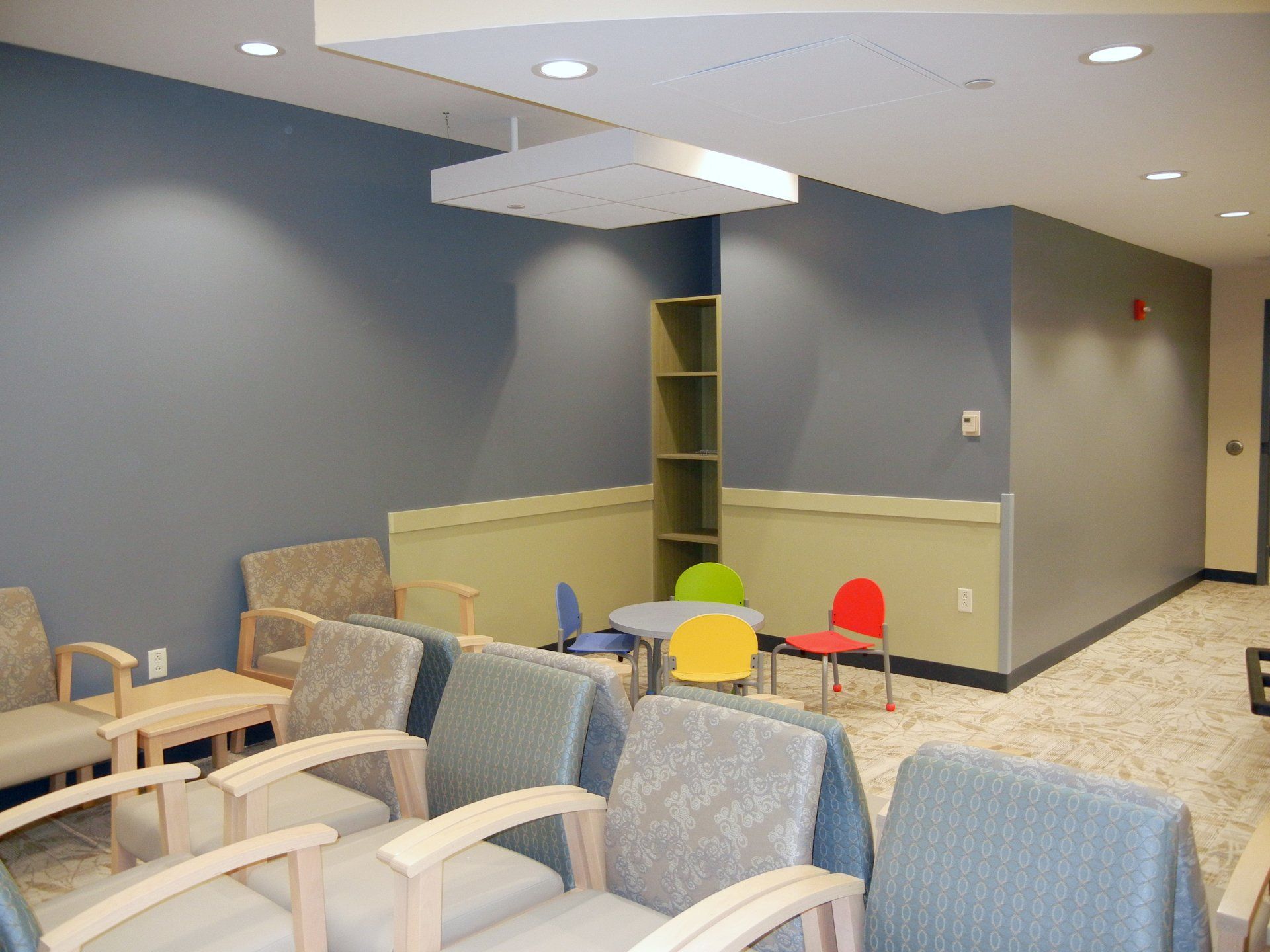 A waiting room with a lot of chairs and tables