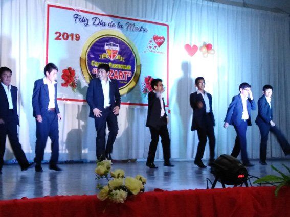 Colegio Particular “Amadeus Mozart”, presentación del día de la madre.