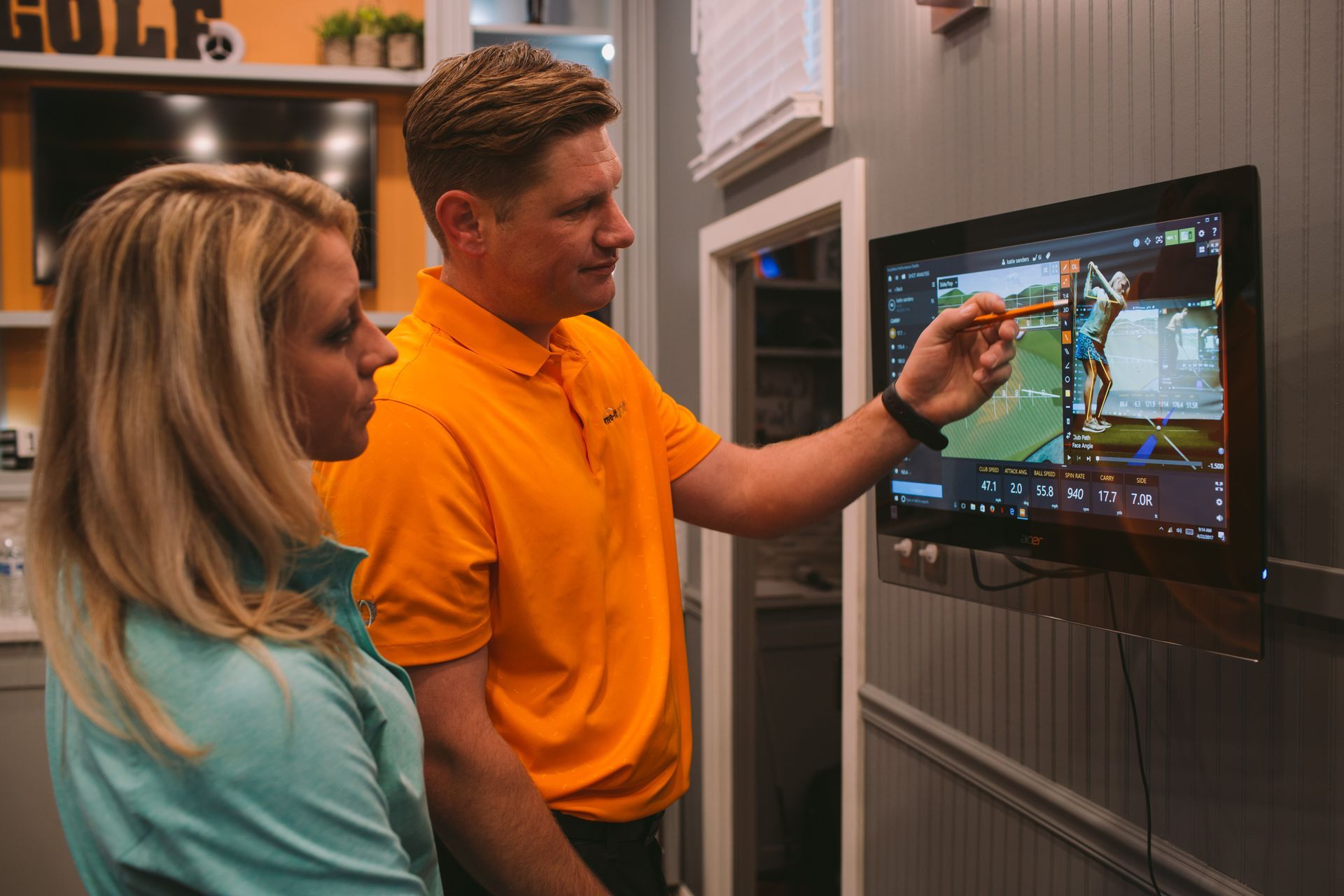 troy teaching a golfer