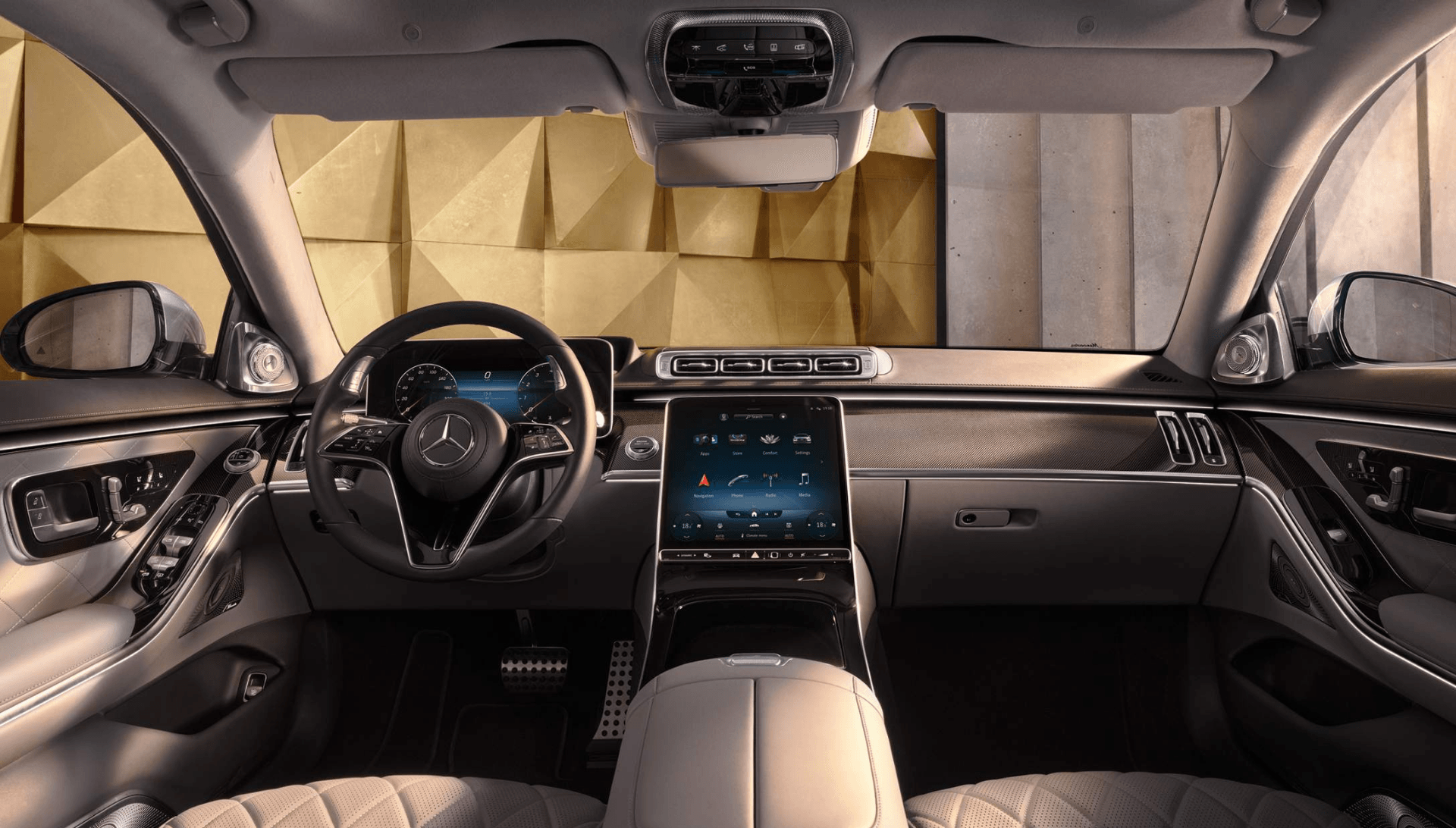 L'intérieur d'une Mercedes Benz Classe S est montré.