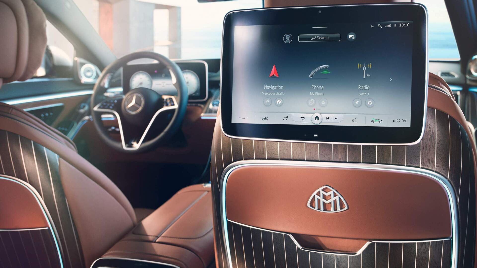 Le siège arrière d'une voiture avec une tablette sur l'appui-tête.