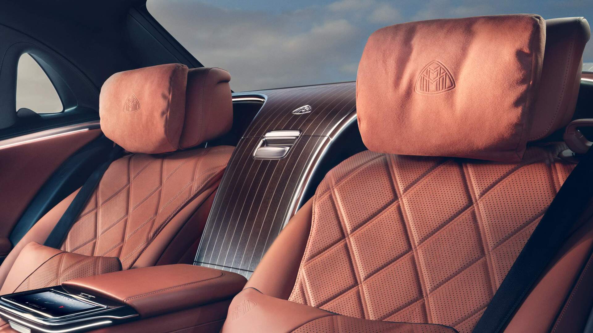 L'intérieur d'une voiture avec des sièges et des appuis-tête en cuir marron.