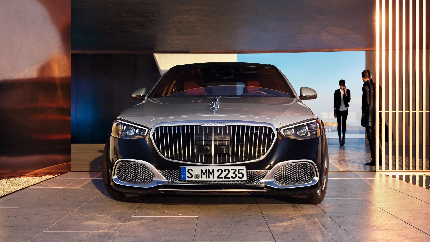 Une Mercedes Maybach Classe S est garée dans un parking.