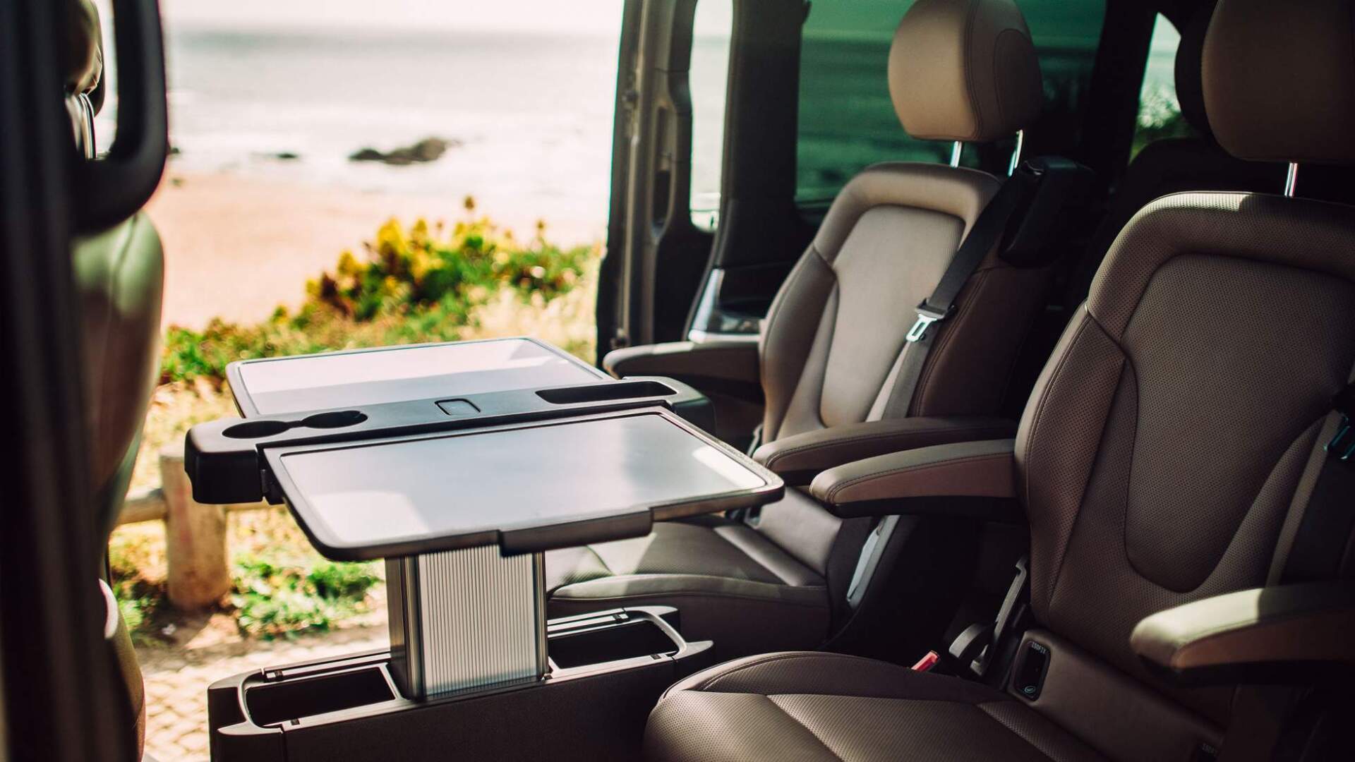 Il y a une table sur la banquette arrière d'une camionnette.