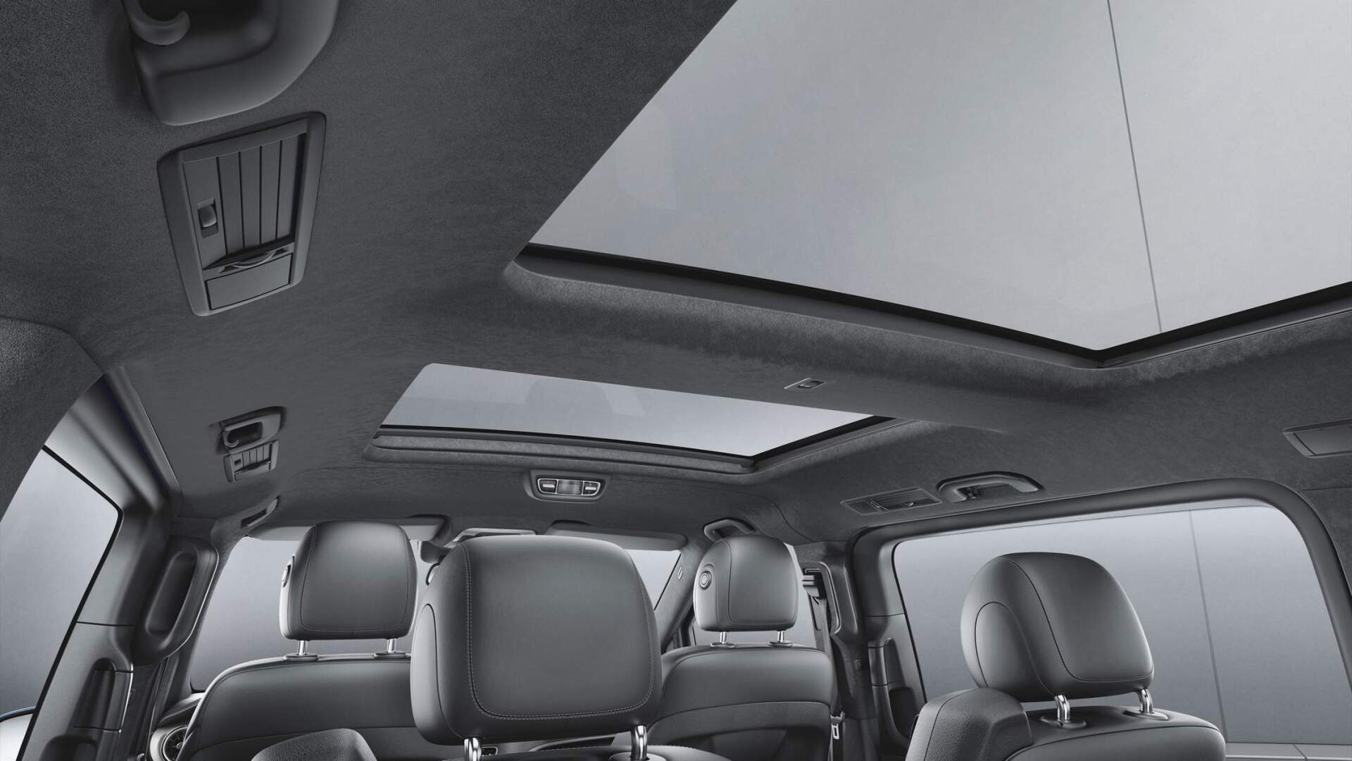 L'intérieur d'une voiture avec un toit ouvrant et des appuis-tête