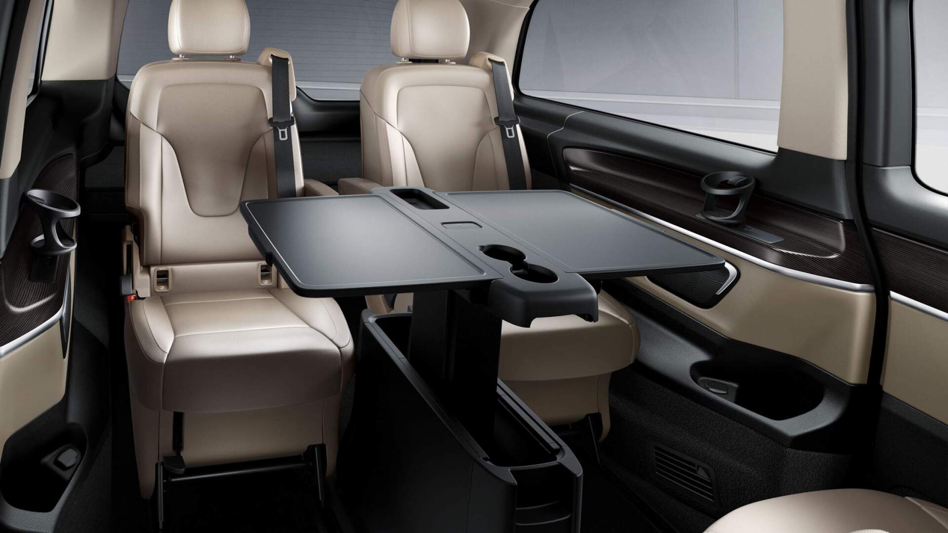 L'intérieur d'une camionnette avec une table sur le siège arrière