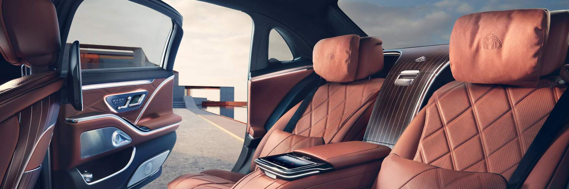 L'intérieur d'une limousine Mercedes Benz Classe S avec sièges en cuir marron.