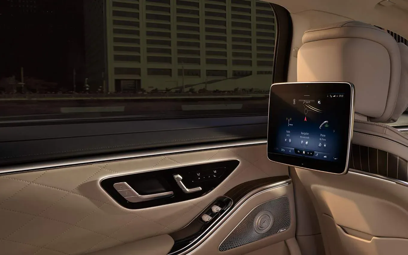 Le siège arrière d'une voiture avec une tablette fixée sur l'appui-tête.