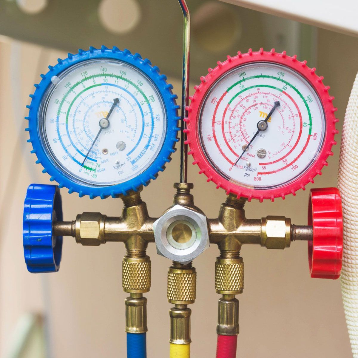 A close up of two pressure gauges on a valve