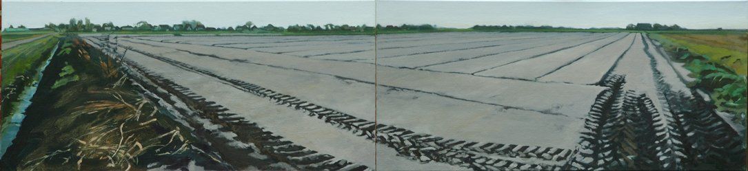 Een breed panoramisch beeld van een pas geploegd, vlak landbouwveld met bandensporen en een afwateringssloot aan de rand.