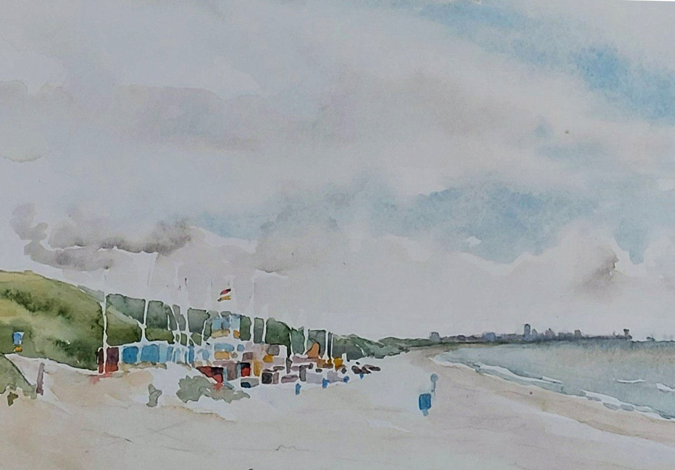 Aquarel van een strand met duinen, kleurrijke strandhuisjes en een stadsgezicht in de verte onder een bewolkte hemel.