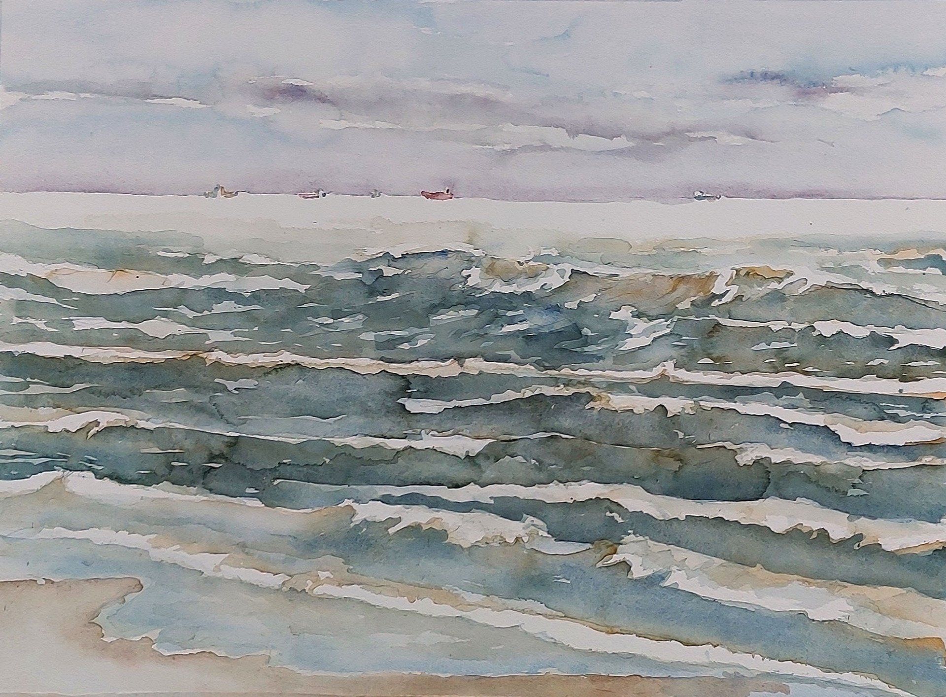 Een aquarel van een woelige, blauwgrijze zee onder een bewolkte hemel, met een glimp van een zandstrand op de voorgrond.