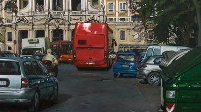 Een drukke straatscène met een felrode dubbeldekkerbus, diverse auto's en een scooter geparkeerd voor een historisch gebouw.