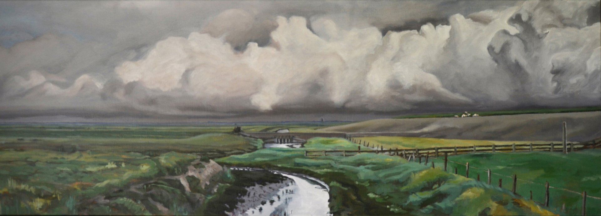 Een schilderij van een groen, grasrijk veld onder een dramatisch bewolkte, stormachtige hemel, met een vaart in het midden.