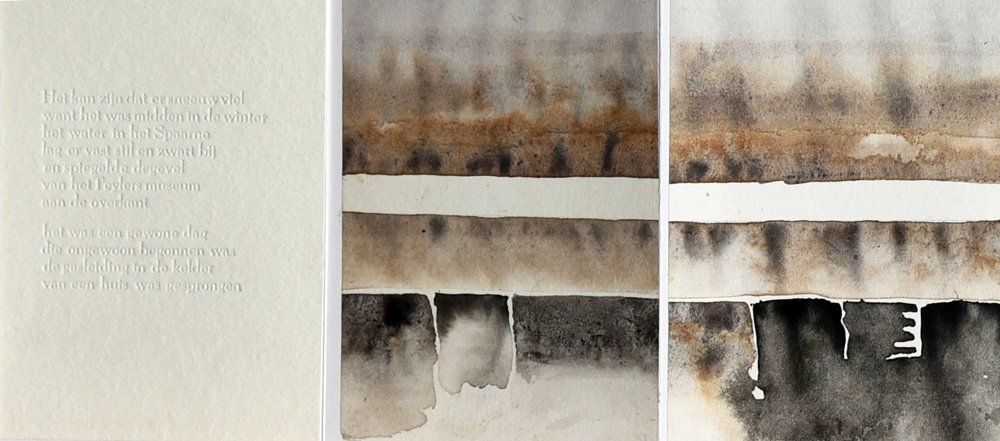 Een drieluik met een tekstpaneel naast twee panelen met abstracte, gelaagde aquarelverfschilderijen in grijs, bruin en zwart.