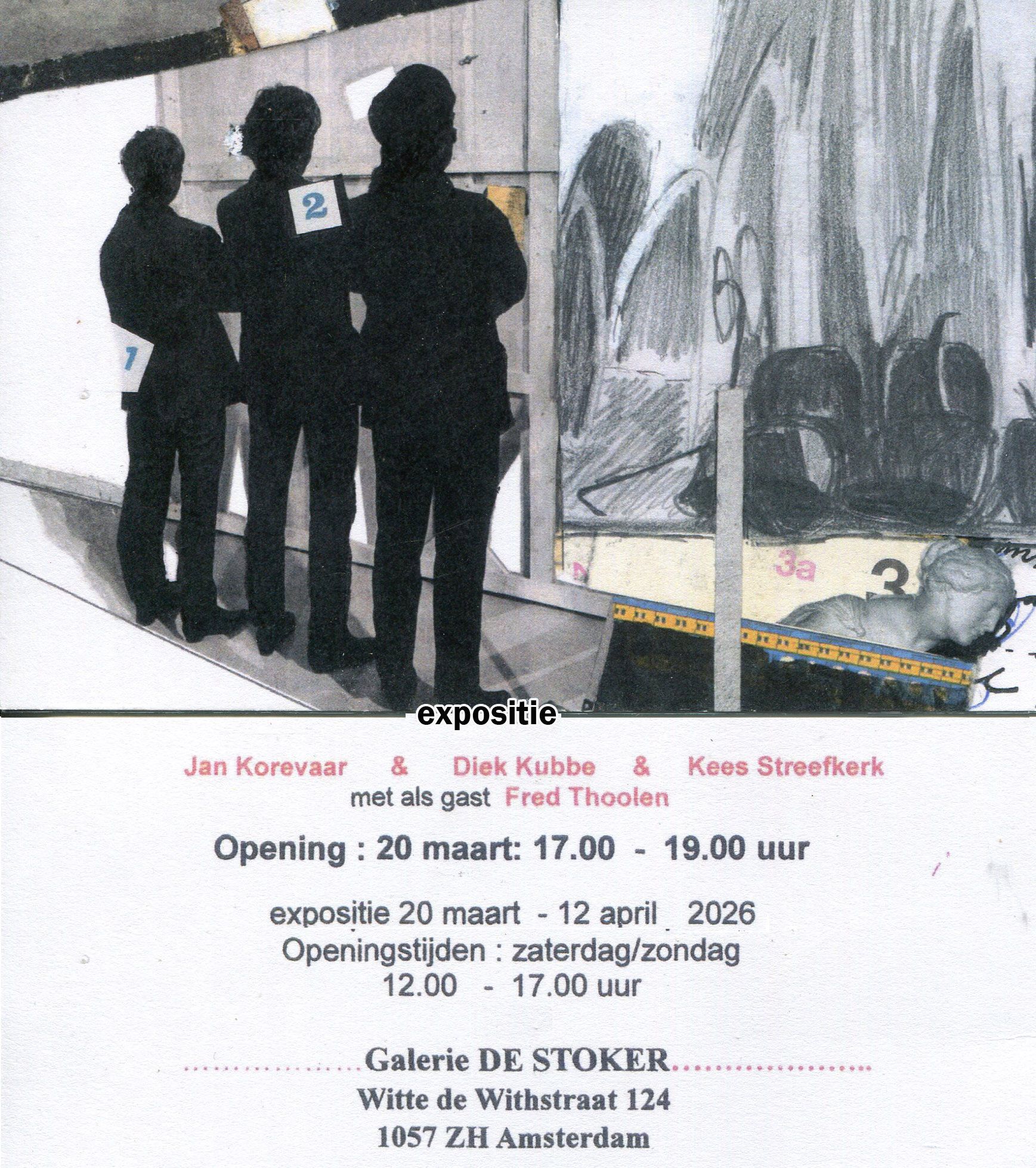 Aankondigingsposter voor een expositie in Galerie De Stoker in Amsterdam, met drie personen die kunstwerken bekijken.