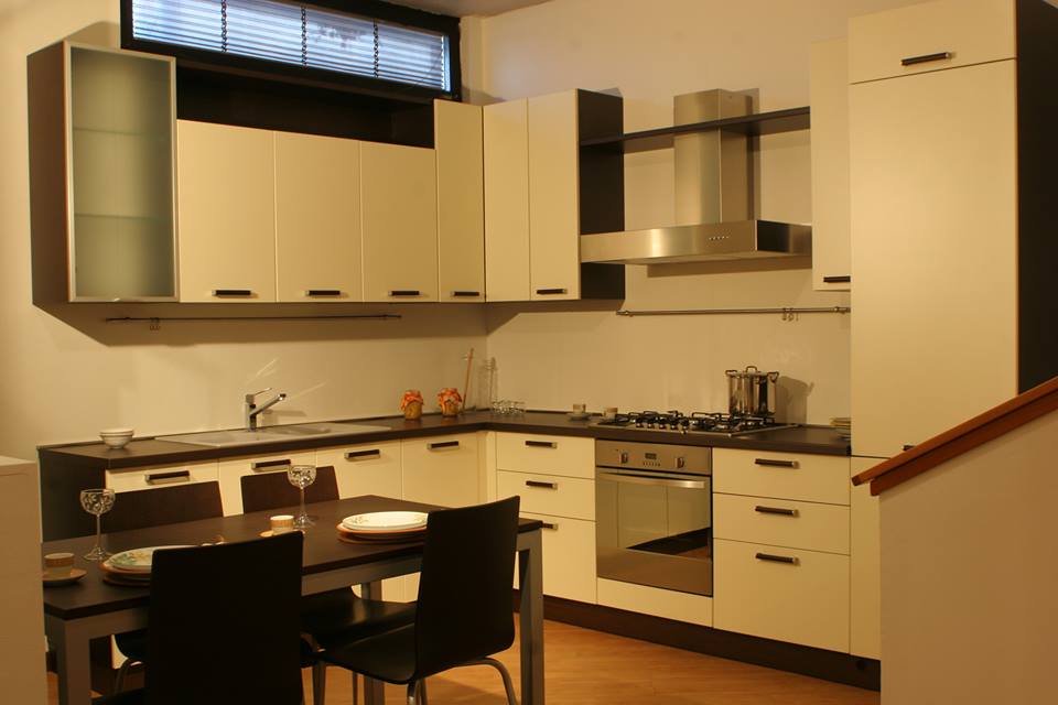 cucina completa con elettrodomestici