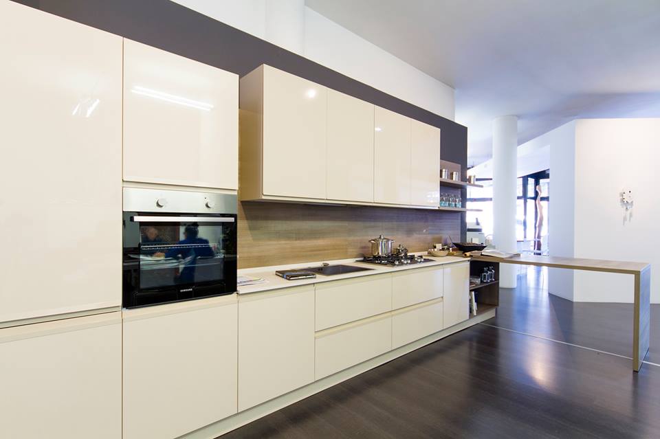 cucina con elettrodomestici