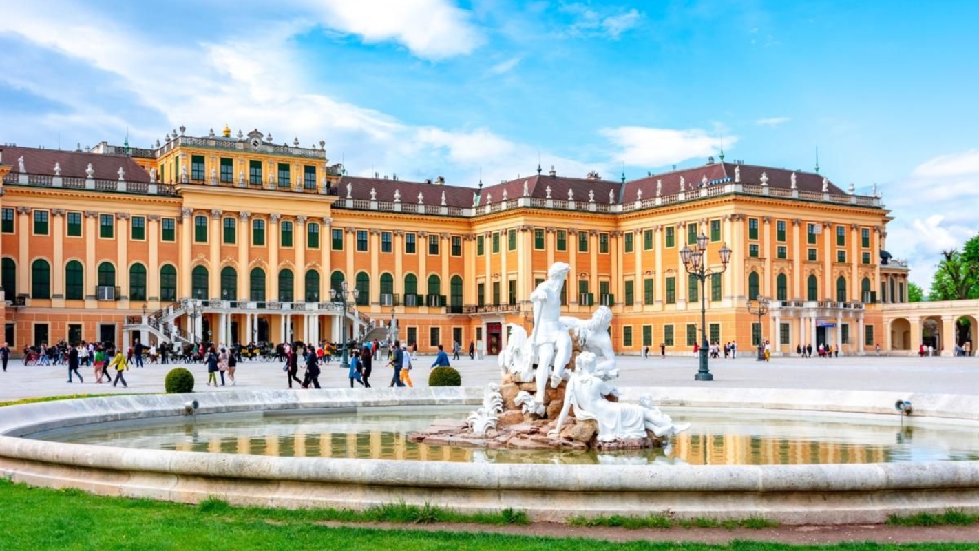 Schönbrunn Palace exterior with fountain