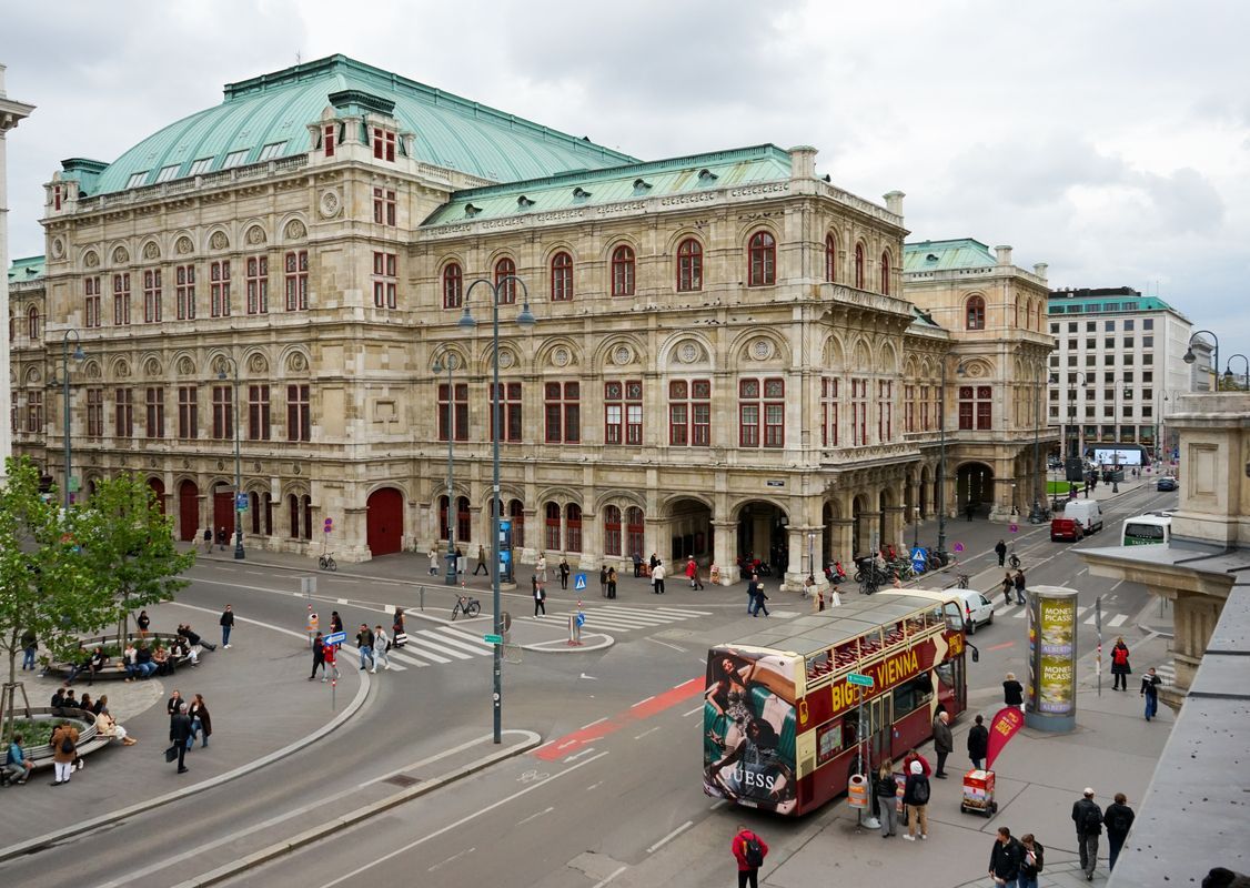 Vienna State Opera with sightseeing bus – one of the top free things to see in Vienna in 2025