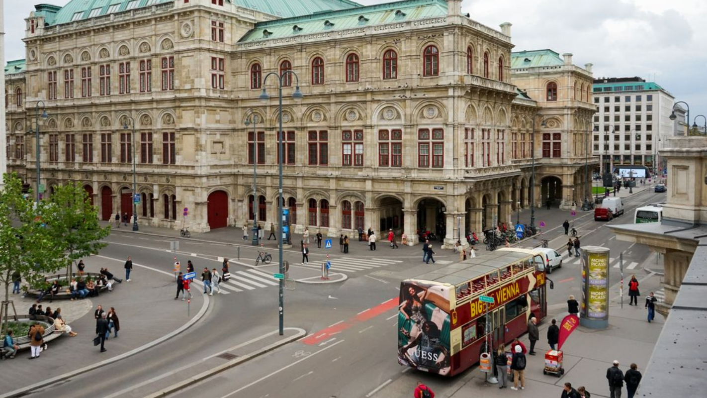 Vienna sightseeing hop-on hop-off bus at Vienna State Opera