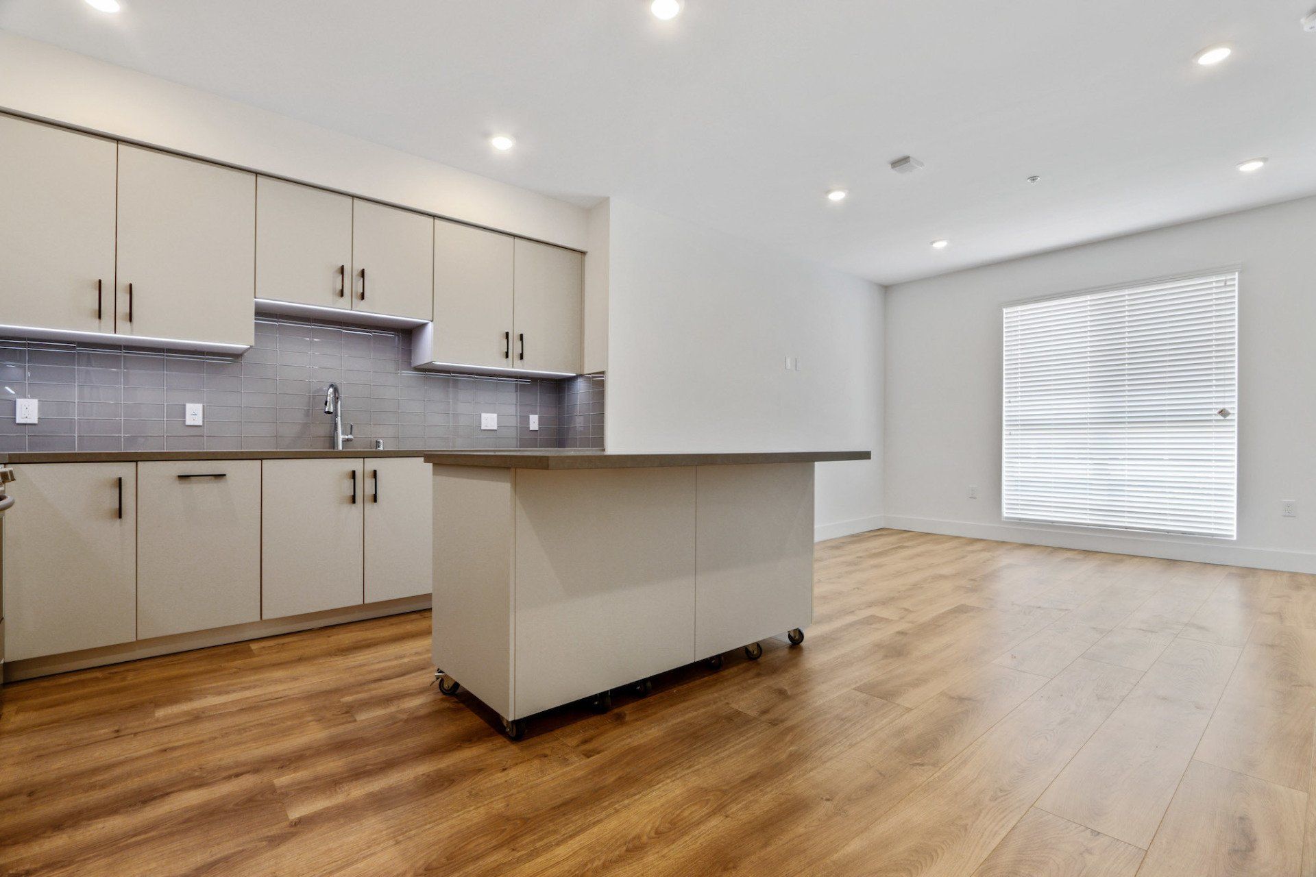 905 ARDMORE interior