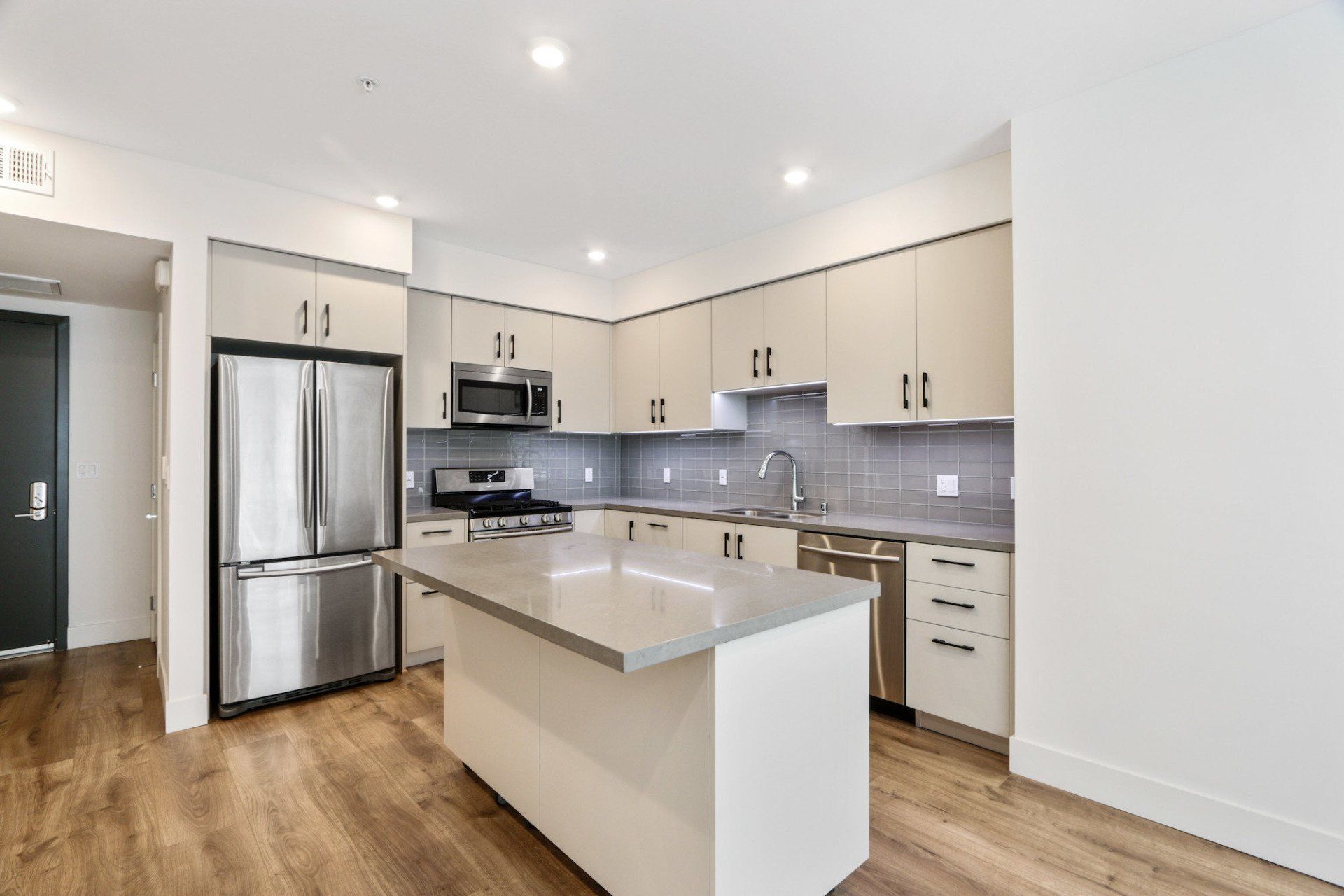 905 ARDMORE interior