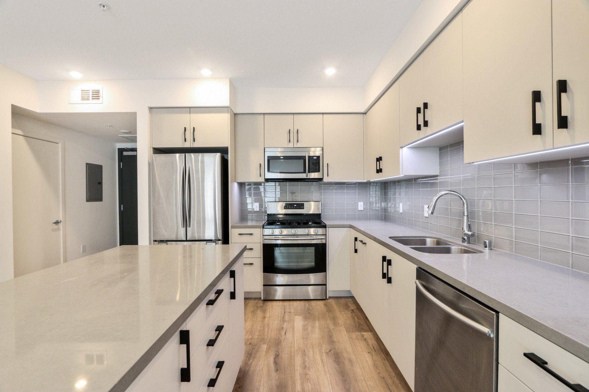 905 ARDMORE interior