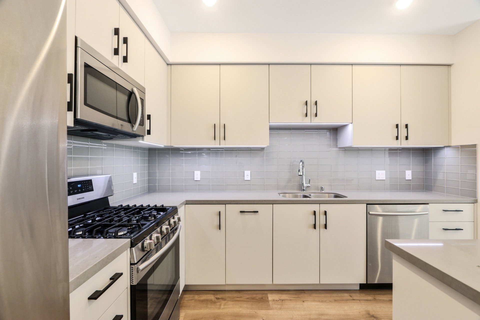 905 ARDMORE interior