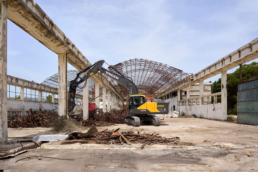 Demolizione industriale in corso Riolo Metalli