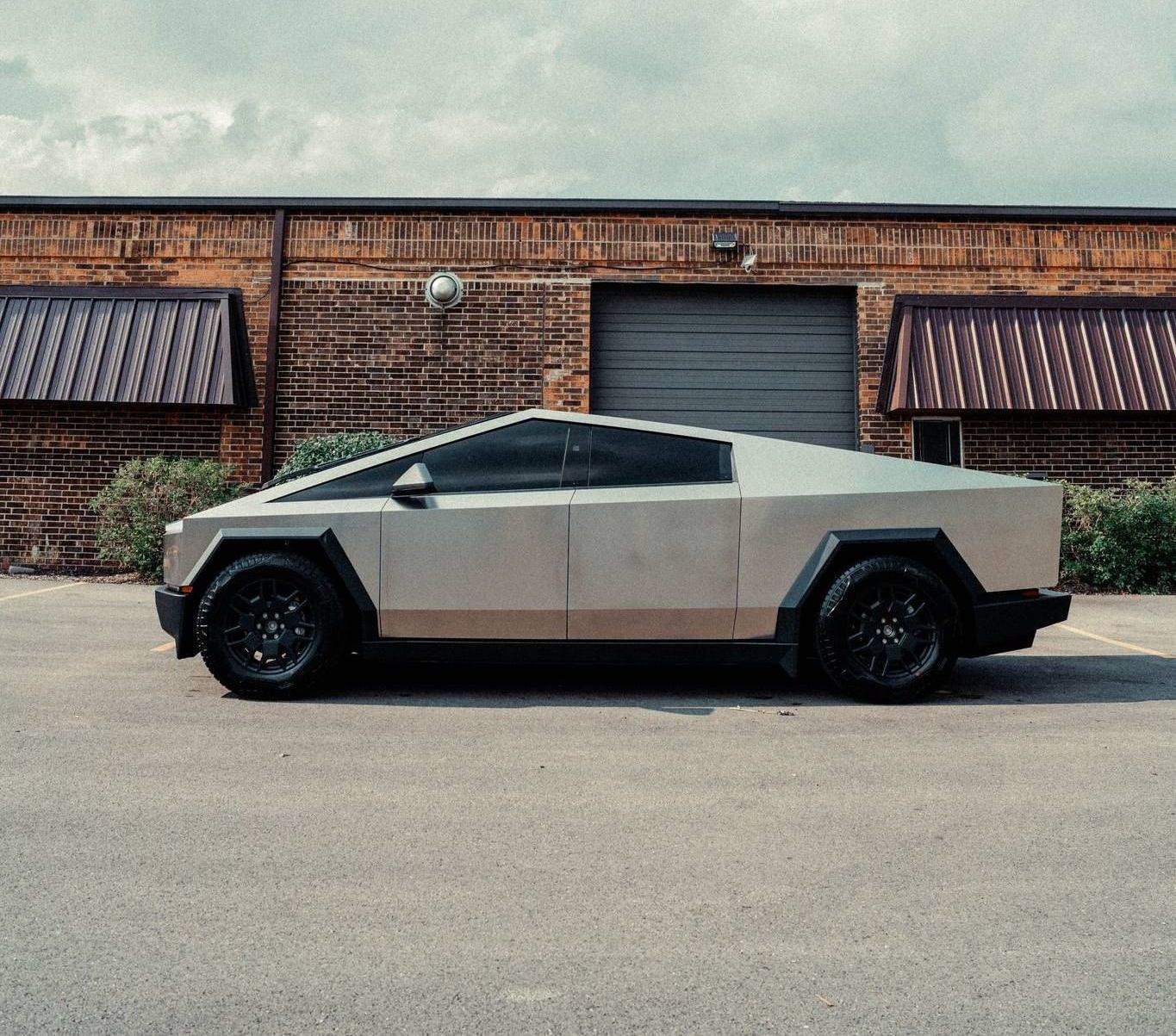 Tesla Cybertruck side view