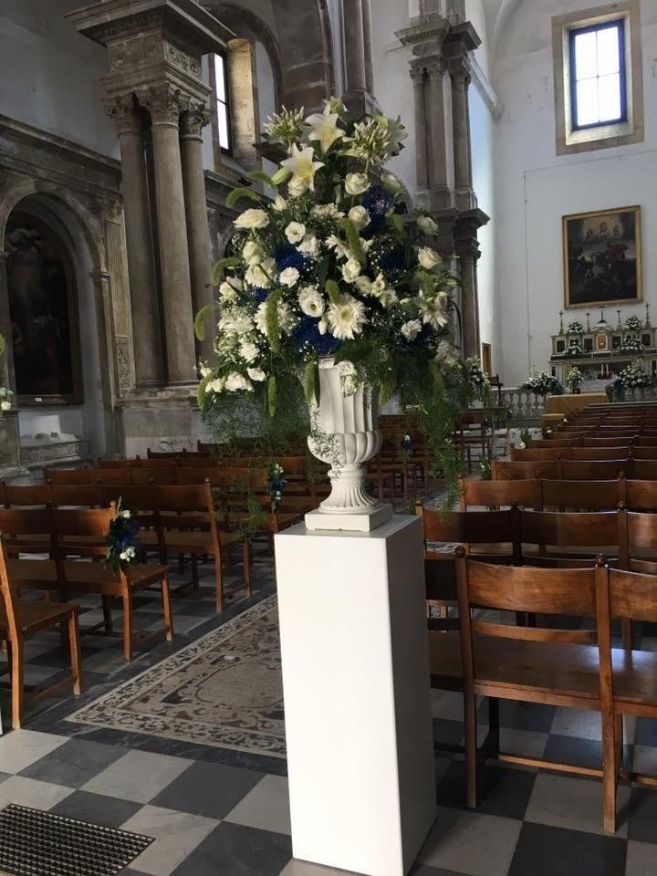 Addobbo floreale in chiesa