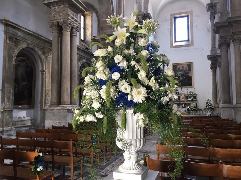 Vaso di fiori bianchi in chiesa