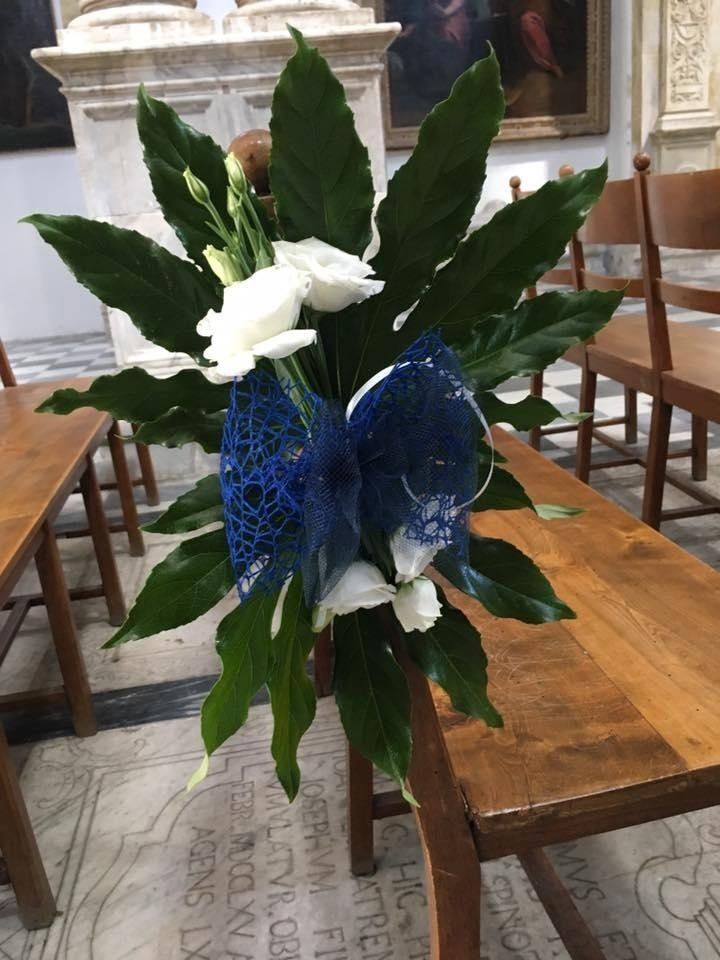 Composizione di fiori e piante in chiesa