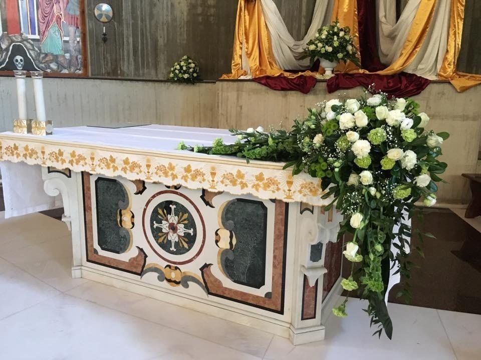 Composizione di rose bianche su altare