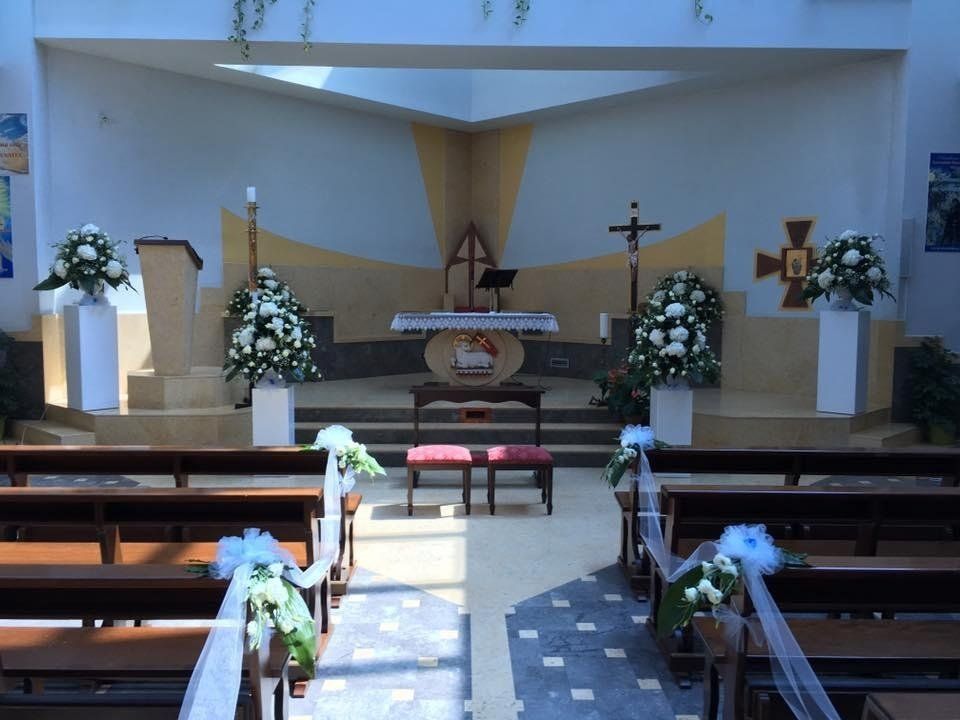 Chiesa addobbata per matrimonio religioso
