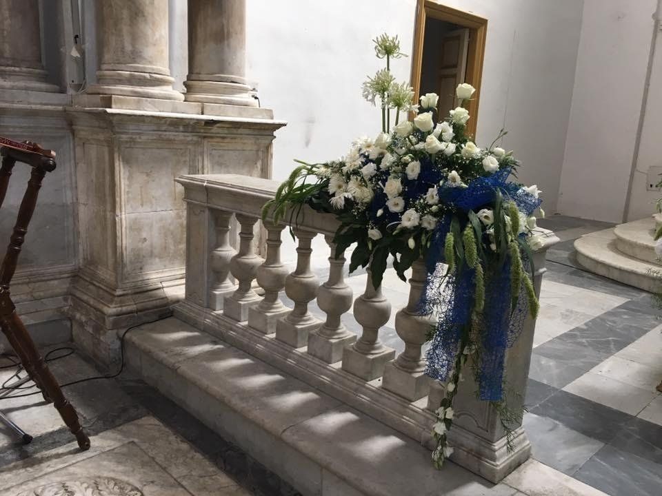 Composizione di fiori bianchi in chiesa