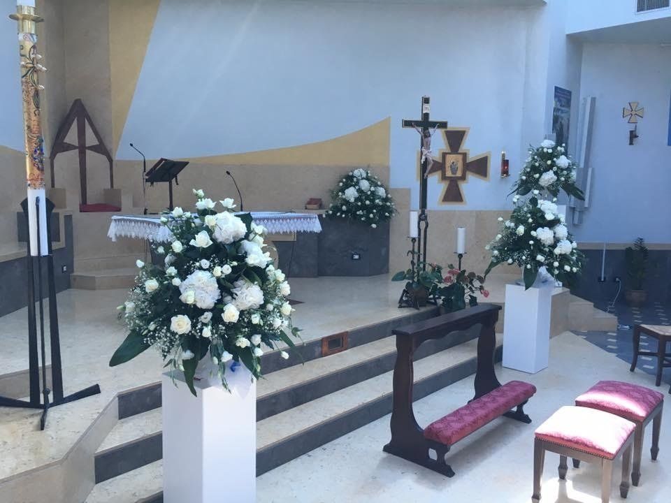 Fiori bianchi in chiesa