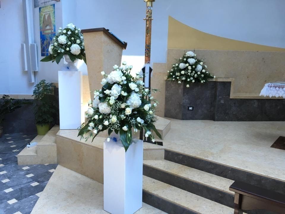 Vasi di fiori bianchi in chiesa